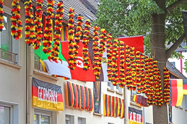 Flaggen-Achim und die Rullichstraße Flaggen-Achim (Achim Klimmeck) ist ein bekannter Fußball-Superfan aus Essen. Er verwandelt bei großen Turnieren, wie der EM, seine Nachbarschaft in der Rullichstraße (Essen-Altendorf) in ein beeindruckendes Fahnenmeer. Dafür bringt er in wochenlanger Arbeit oft Hunderte von Flaggen an. Essen Nordrhein-Westfalen Deutschland Altendorf *** Flags Achim and Rullichstraße Flags Achim Achim Klimmeck is a well-known soccer superfan from Essen He transforms his neighborhood in Rullichstraße Essen Altendorf into an impressive sea of flags during major tournaments, such as the European Championships To do this, he often puts up hundreds of flags in weeks of work Essen North Rhine-Westphalia Germany Altendorf