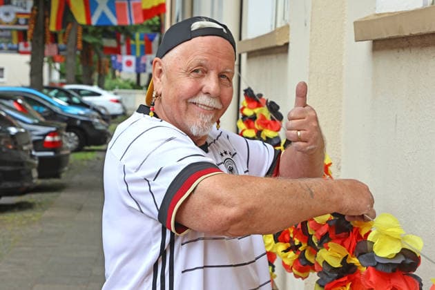 Flaggen-Achim und die Rullichstraße Flaggen-Achim (Achim Klimmeck) ist ein bekannter Fußball-Superfan aus Essen. Er verwandelt bei großen Turnieren, wie der EM, seine Nachbarschaft in der Rullichstraße (Essen-Altendorf) in ein beeindruckendes Fahnenmeer. Dafür bringt er in wochenlanger Arbeit oft Hunderte von Flaggen an. Essen Nordrhein-Westfalen Deutschland Altendorf *** Flags Achim and Rullichstraße Flags Achim Achim Klimmeck is a well-known soccer superfan from Essen He transforms his neighborhood in Rullichstraße Essen Altendorf into an impressive sea of flags during major tournaments, such as the European Championships To do this, he often puts up hundreds of flags in weeks of work Essen North Rhine-Westphalia Germany Altendorf