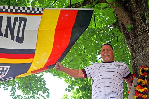 Flaggen-Achim und die Rullichstraße Flaggen-Achim (Achim Klimmeck) ist ein bekannter Fußball-Superfan aus Essen. Er verwandelt bei großen Turnieren, wie der EM, seine Nachbarschaft in der Rullichstraße (Essen-Altendorf) in ein beeindruckendes Fahnenmeer. Dafür bringt er in wochenlanger Arbeit oft Hunderte von Flaggen an. Essen Nordrhein-Westfalen Deutschland Altendorf *** Flags Achim and Rullichstraße Flags Achim Achim Klimmeck is a well-known soccer superfan from Essen He transforms his neighborhood in Rullichstraße Essen Altendorf into an impressive sea of flags during major tournaments, such as the European Championships To do this, he often puts up hundreds of flags in weeks of work Essen North Rhine-Westphalia Germany Altendorf