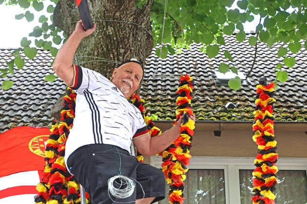 Flaggen-Achim und die Rullichstraße Flaggen-Achim (Achim Klimmeck) ist ein bekannter Fußball-Superfan aus Essen. Er verwandelt bei großen Turnieren, wie der EM, seine Nachbarschaft in der Rullichstraße (Essen-Altendorf) in ein beeindruckendes Fahnenmeer. Dafür bringt er in wochenlanger Arbeit oft Hunderte von Flaggen an. Essen Nordrhein-Westfalen Deutschland Altendorf *** Flags Achim and Rullichstraße Flags Achim Achim Klimmeck is a well-known soccer superfan from Essen He transforms his neighborhood in Rullichstraße Essen Altendorf into an impressive sea of flags during major tournaments, such as the European Championships To do this, he often puts up hundreds of flags in weeks of work Essen North Rhine-Westphalia Germany Altendorf