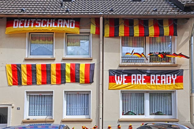 Flaggen-Achim und die Rullichstraße Flaggen-Achim (Achim Klimmeck) ist ein bekannter Fußball-Superfan aus Essen. Er verwandelt bei großen Turnieren, wie der EM, seine Nachbarschaft in der Rullichstraße (Essen-Altendorf) in ein beeindruckendes Fahnenmeer. Dafür bringt er in wochenlanger Arbeit oft Hunderte von Flaggen an. Essen Nordrhein-Westfalen Deutschland Altendorf *** Flags Achim and Rullichstraße Flags Achim Achim Klimmeck is a well-known soccer superfan from Essen He transforms his neighborhood in Rullichstraße Essen Altendorf into an impressive sea of flags during major tournaments, such as the European Championships To do this, he often puts up hundreds of flags in weeks of work Essen North Rhine-Westphalia Germany Altendorf