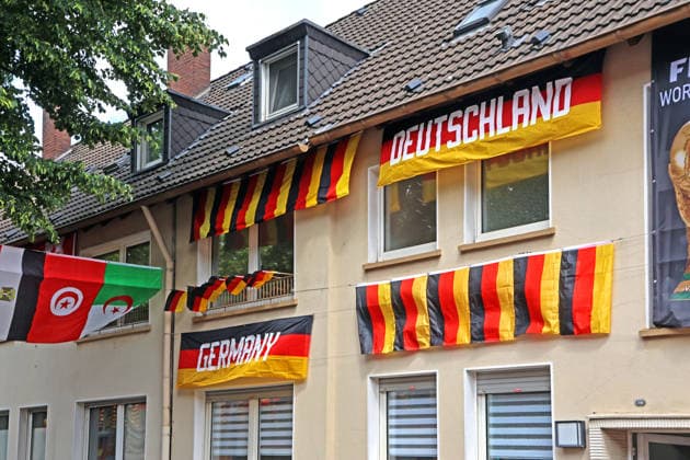 Flaggen-Achim und die Rullichstraße Flaggen-Achim (Achim Klimmeck) ist ein bekannter Fußball-Superfan aus Essen. Er verwandelt bei großen Turnieren, wie der EM, seine Nachbarschaft in der Rullichstraße (Essen-Altendorf) in ein beeindruckendes Fahnenmeer. Dafür bringt er in wochenlanger Arbeit oft Hunderte von Flaggen an. Essen Nordrhein-Westfalen Deutschland Altendorf *** Flags Achim and Rullichstraße Flags Achim Achim Klimmeck is a well-known soccer superfan from Essen He transforms his neighborhood in Rullichstraße Essen Altendorf into an impressive sea of flags during major tournaments, such as the European Championships To do this, he often puts up hundreds of flags in weeks of work Essen North Rhine-Westphalia Germany Altendorf