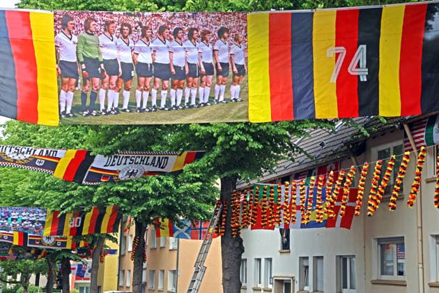 Flaggen-Achim und die Rullichstraße Flaggen-Achim (Achim Klimmeck) ist ein bekannter Fußball-Superfan aus Essen. Er verwandelt bei großen Turnieren, wie der EM, seine Nachbarschaft in der Rullichstraße (Essen-Altendorf) in ein beeindruckendes Fahnenmeer. Dafür bringt er in wochenlanger Arbeit oft Hunderte von Flaggen an. Essen Nordrhein-Westfalen Deutschland *** Flags Achim and Rullichstraße Flags Achim Achim Klimmeck is a well-known soccer superfan from Essen He transforms his neighborhood in Rullichstraße Essen Altendorf into an impressive sea of flags during major tournaments, such as the European Championships He often spends weeks bringing hundreds of flags to Essen North Rhine-Westphalia Germany