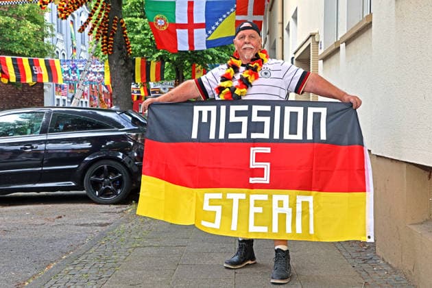 News Bilder des Tages Flaggen-Achim und die Rullichstraße Flaggen-Achim (Achim Klimmeck) ist ein bekannter Fußball-Superfan aus Essen. Er verwandelt bei großen Turnieren, wie der EM, seine Nachbarschaft in der Rullichstraße (Essen-Altendorf) in ein beeindruckendes Fahnenmeer. Dafür bringt er in wochenlanger Arbeit oft Hunderte von Flaggen an. Essen Nordrhein-Westfalen Deutschland Altendorf *** Flags Achim and Rullichstraße Flags Achim Achim Klimmeck is a well-known soccer superfan from Essen He transforms his neighborhood in Rullichstraße Essen Altendorf into an impressive sea of flags during major tournaments, such as the European Championships To do this, he often puts up hundreds of flags in weeks of work Essen North Rhine-Westphalia Germany Altendorf