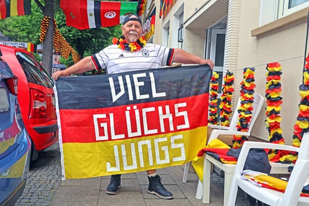 Flaggen-Achim und die Rullichstraße Flaggen-Achim (Achim Klimmeck) ist ein bekannter Fußball-Superfan aus Essen. Er verwandelt bei großen Turnieren, wie der EM, seine Nachbarschaft in der Rullichstraße (Essen-Altendorf) in ein beeindruckendes Fahnenmeer. Dafür bringt er in wochenlanger Arbeit oft Hunderte von Flaggen an. Essen Nordrhein-Westfalen Deutschland Altendorf *** Flags Achim and Rullichstraße Flags Achim Achim Klimmeck is a well-known soccer superfan from Essen He transforms his neighborhood in Rullichstraße Essen Altendorf into an impressive sea of flags during major tournaments, such as the European Championships To do this, he often puts up hundreds of flags in weeks of work Essen North Rhine-Westphalia Germany Altendorf