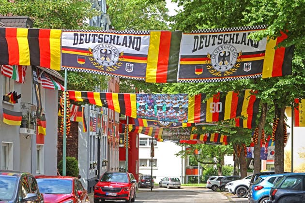 Flaggen-Achim und die Rullichstraße Flaggen-Achim (Achim Klimmeck) ist ein bekannter Fußball-Superfan aus Essen. Er verwandelt bei großen Turnieren, wie der EM, seine Nachbarschaft in der Rullichstraße (Essen-Altendorf) in ein beeindruckendes Fahnenmeer. Dafür bringt er in wochenlanger Arbeit oft Hunderte von Flaggen an. Essen Nordrhein-Westfalen Deutschland Altendorf *** Flags Achim and Rullichstraße Flags Achim Achim Klimmeck is a well-known soccer superfan from Essen He transforms his neighborhood in Rullichstraße Essen Altendorf into an impressive sea of flags during major tournaments, such as the European Championships To do this, he often puts up hundreds of flags in weeks of work Essen North Rhine-Westphalia Germany Altendorf