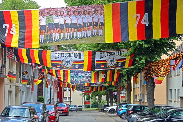 Flaggen-Achim und die Rullichstraße Flaggen-Achim (Achim Klimmeck) ist ein bekannter Fußball-Superfan aus Essen. Er verwandelt bei großen Turnieren, wie der EM, seine Nachbarschaft in der Rullichstraße (Essen-Altendorf) in ein beeindruckendes Fahnenmeer. Dafür bringt er in wochenlanger Arbeit oft Hunderte von Flaggen an. Essen Nordrhein-Westfalen Deutschland Altendorf *** Flags Achim and Rullichstraße Flags Achim Achim Klimmeck is a well-known soccer superfan from Essen He transforms his neighborhood in Rullichstraße Essen Altendorf into an impressive sea of flags during major tournaments, such as the European Championships To do this, he often puts up hundreds of flags in weeks of work Essen North Rhine-Westphalia Germany Altendorf