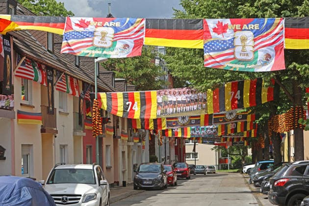 Flaggen-Achim und die Rullichstraße Flaggen-Achim (Achim Klimmeck) ist ein bekannter Fußball-Superfan aus Essen. Er verwandelt bei großen Turnieren, wie der EM, seine Nachbarschaft in der Rullichstraße (Essen-Altendorf) in ein beeindruckendes Fahnenmeer. Dafür bringt er in wochenlanger Arbeit oft Hunderte von Flaggen an. Essen Nordrhein-Westfalen Deutschland Altendorf *** Flags Achim and Rullichstraße Flags Achim Achim Klimmeck is a well-known soccer superfan from Essen He transforms his neighborhood in Rullichstraße Essen Altendorf into an impressive sea of flags during major tournaments, such as the European Championships To do this, he often puts up hundreds of flags in weeks of work Essen North Rhine-Westphalia Germany Altendorf