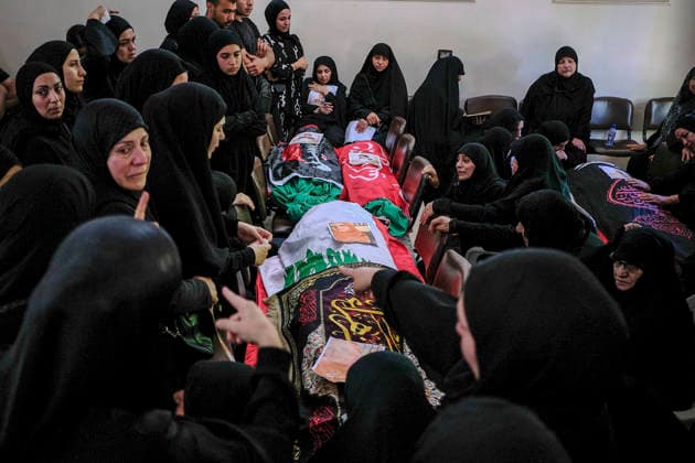 People mourn during the funeral procession for members of a Lebanese family in Wardaniyeh, Lebanon, 03 June 2026. A displaced Lebanese family, parents Hassan Abdullah and Hanan Shehab, along with their children Leen, Ali, Ibrahim, and Julia, were killed in an Israeli airstrike in Marwanieh, south Lebanon. According to the Lebanese Ministry of Health, Israeli attacks across Lebanon have killed more than 3,500 people and injured more than 10,600 since renewed hostilities between Israel and Hezbollah began in March 2026. Funeral for Lebanese family killed in Israeli airstrike !ACHTUNG: NUR REDAKTIONELLE NUTZUNG!  Copyright: xEdgarxGutiérrezx GRAF188 20260603-55020488483_1