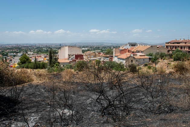 Second day of extinguishing the fire in Los Garres Murcia and has forced preventive evictions Burned areas by fire in Los Garres, June 2, 2026, in Murcia, Region of Murcia Spain The fire declared yesterday afternoon June 3 in the Murcian districts of Los Garres and Lages caused the activation of the Infomur Plan in emergency phase, in situation two, A total of 250 troops from the Region of Murcia are working in the area, along with local and state resources Units of the Third Intervention Battalion of the Military Emergency Unit UME have gone from their base in Bétera Valencia to help in fighting this fire, after being requested by the President of the Regional Government, Fernando López Miras 03 JUNE 2026 Víctor Ferná Murcia, Region de Mu  Copyright: xVictorxFernandezx 7569321