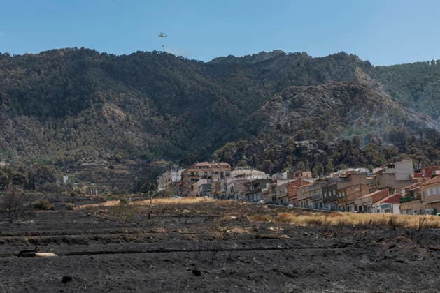 Second day of extinguishing the fire in Los Garres Murcia and has forced preventive evictions Burned areas by fire in Los Garres, June 2, 2026, in Murcia, Region of Murcia Spain The fire declared yesterday afternoon June 3 in the Murcian districts of Los Garres and Lages caused the activation of the Infomur Plan in emergency phase, in situation two, A total of 250 troops from the Region of Murcia are working in the area, along with local and state resources Units of the Third Intervention Battalion of the Military Emergency Unit UME have gone from their base in Bétera Valencia to help in fighting this fire, after being requested by the President of the Regional Government, Fernando López Miras 03 JUNE 2026 Víctor Ferná Murcia, Region de Mu  Copyright: xVictorxFernandezx 7569330