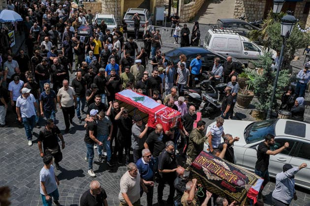 People mourn during the funeral procession for members of a Lebanese family in Wardaniyeh, Lebanon, 03 June 2026. A displaced Lebanese family, parents Hassan Abdullah and Hanan Shehab, along with their children Leen, Ali, Ibrahim, and Julia, were killed in an Israeli airstrike in Marwanieh, south Lebanon. According to the Lebanese Ministry of Health, Israeli attacks across Lebanon have killed more than 3,500 people and injured more than 10,600 since renewed hostilities between Israel and Hezbollah began in March 2026. Funeral for Lebanese family killed in Israeli airstrike !ACHTUNG: NUR REDAKTIONELLE NUTZUNG!  Copyright: xEdgarxGutiérrezx GRAF193 20260603-55020488490_1