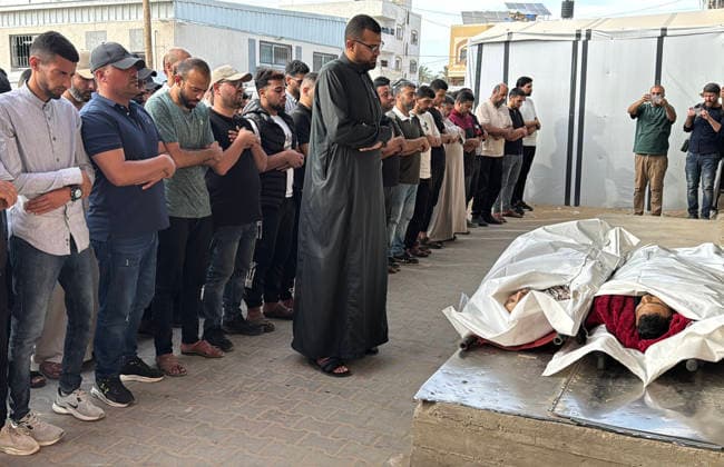 Mourners Bid Farewell to Palestinians Killed in Israeli Strike Relatives and mourners bid farewell to the bodies of Saqr Khalil Abu Karim (al-Aidi) and Moamen Khalil Abu Karim (al-Aidi) during their funeral at Al-Aqsa Martyrs Hospital in Deir al-Balah, central Gaza Strip, on June 3, 2026. The two Palestinians were killed in an Israeli strike that targeted the vicinity of Maki Roundabout in the Maghazi refugee camp, according to medical and local sources. Photo by Ahmed Ibrahim apaimages Deir al-Balah Gaza Palestinian Territory 030626_Deir_al-Balah_AI_01(19) Copyright: xapaimagesxAhmedxIbrahimx xapaimagesx