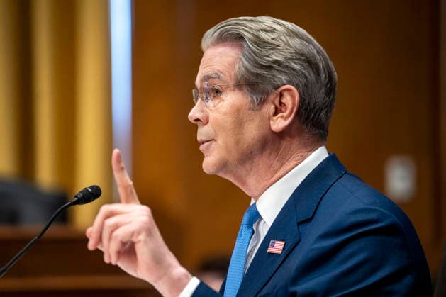 News Bilder des Tages Secretary of the Treasury Scott Bessent speaks during a Senate Finance Committee hearing on President Donald Trump s fiscal year 2027 budget request for the Treasury Department in the Dirksen Senate Office Building near the U.S. Capitol in Washington, DC on Wednesday, June 3, 2026.  WAP20260603492 BONNIExCASH