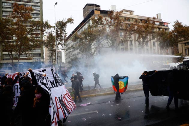 Santiago, June 3, 2026 Confech calls for March from Plaza Baquedano despite not being authorized in that sector People gather in front of the theater of the University of Chile Dragomir Yankovic Aton Chile, Aton 1161792  Copyright: DRAGOMIRxYANKOVIC ATONxCHILE