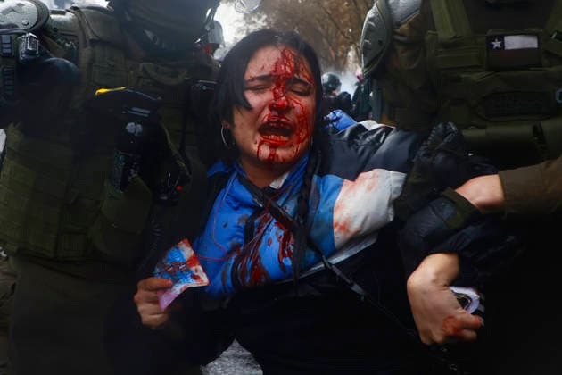News Bilder des Tages Santiago, June 3, 2026 Confech calls for March from Plaza Baquedano despite not being authorized in that sector People gather in front of the theater of the University of Chile Dragomir Yankovic Aton Chile, Aton 1161811  Copyright: DRAGOMIRxYANKOVIC ATONxCHILE