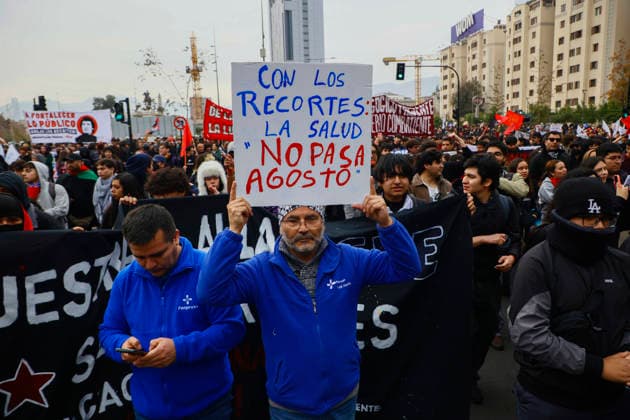 Santiago, June 3, 2026 Confech calls for March from Plaza Baquedano despite not being authorized in that sector People gather in front of the theater of the University of Chile Dragomir Yankovic Aton Chile, Aton 1161812  Copyright: DRAGOMIRxYANKOVIC ATONxCHILE