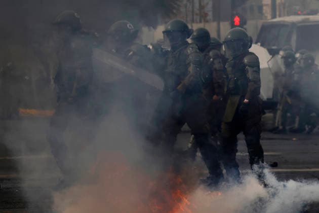 Santiago, June 3, 2026 Confech calls for a march from Plaza Baquedano despite not being authorized in that sector People gather in front of the theater of the University of Chile Dragomir Yankovic Aton Chile, Aton 1161845  Copyright: DRAGOMIRxYANKOVIC ATONxCHILE