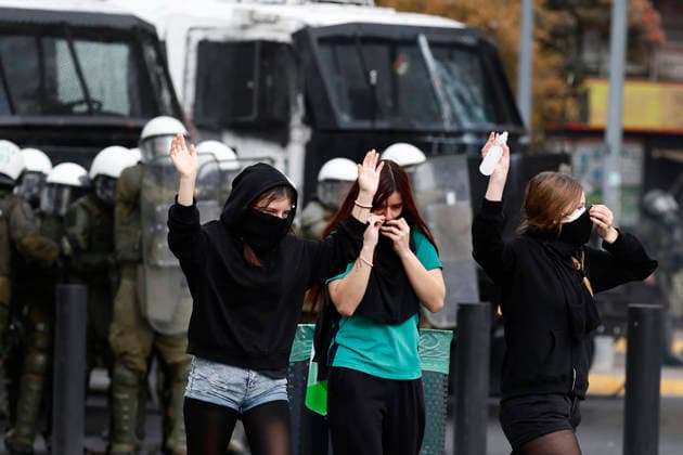 Santiago, June 3, 2026 Confech calls for March from Plaza Baquedano despite not being authorized in that sector People gather in front of the theater of the University of Chile Dragomir Yankovic Aton Chile, Aton 1161846  Copyright: DRAGOMIRxYANKOVIC ATONxCHILE