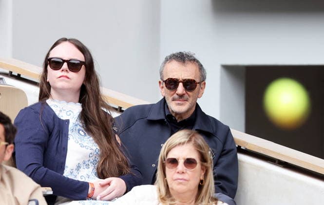 Elie Semoun et sa compagne Aude Fraineau dans les tribunes lors des Internationaux de France de Tennis de Roland Garros 2026, à Paris, France, le 3 juin 2026 Jacovides Moreau Bestimage Celebs in the stands during the Day Eleven of the 2026 French Open on June 03, 2026 in Paris, France Paris France  Copyright: xJACOVIDES-MOREAUx xBESTIMAGExJACOVIDES-MOREAUx xBESTIMAGEx