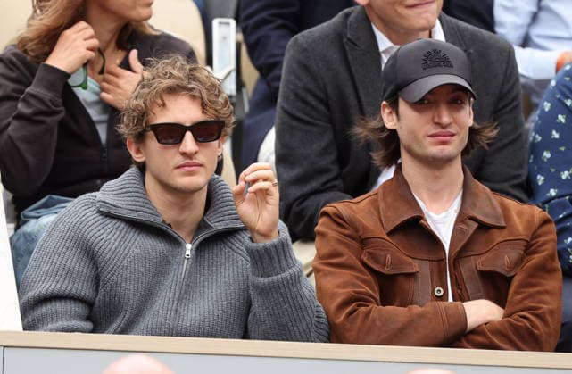 Volodia Schneider et son frère Aliocha Schneider dans les tribunes lors des Internationaux de France de Tennis de Roland Garros 2026, à Paris, France, le 3 juin 2026 Jacovides Moreau Bestimage Celebs in the stands during the Day Eleven of the 2026 French Open on June 03, 2026 in Paris, France Paris France  Copyright: xJACOVIDES-MOREAUx xBESTIMAGExJACOVIDES-MOREAUx xBESTIMAGEx