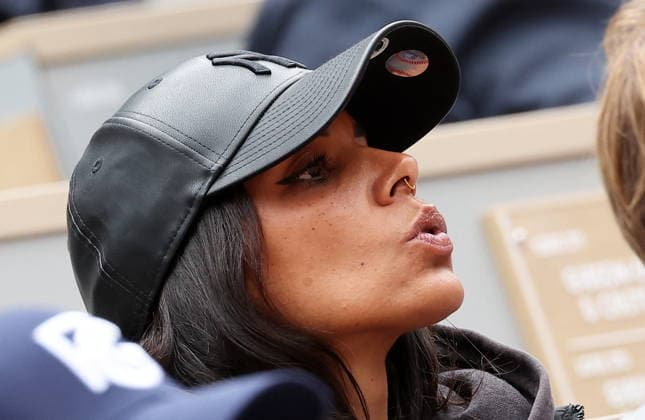 La chanteuse Shy m dans les tribunes lors des Internationaux de France de Tennis de Roland Garros 2026, à Paris, France, le 3 juin 2026 Jacovides Moreau Bestimage Celebs in the stands during the Day Eleven of the 2026 French Open on June 03, 2026 in Paris, France Paris France  Copyright: xJACOVIDES-MOREAUx xBESTIMAGExJACOVIDES-MOREAUx xBESTIMAGEx