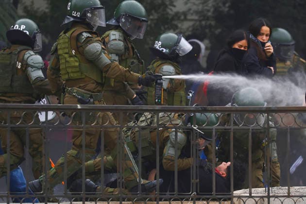 Santiago, June 3, 2026 Confech calls for March from Plaza Baquedano despite not being authorized in that sector People gather in front of the theater of the University of Chile Dragomir Yankovic Aton Chile, Aton 1161857  Copyright: DRAGOMIRxYANKOVIC ATONxCHILE