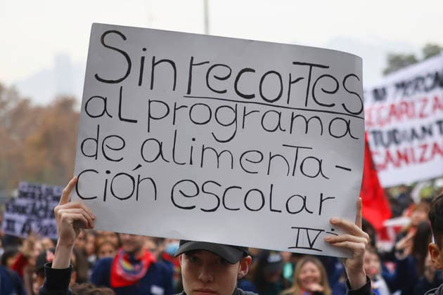Santiago, June 3, 2026 Confech calls for a march from Plaza Baquedano despite not being authorized in that sector People gather in front of the theater of the University of Chile Dragomir Yankovic Aton Chile, Aton 1161878  Copyright: DRAGOMIRxYANKOVIC ATONxCHILE