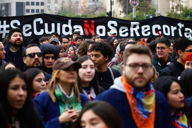 Santiago, June 3, 2026 Confech calls for a march from Plaza Baquedano despite not being authorized in that sector People gather in front of the theater of the University of Chile Dragomir Yankovic Aton Chile, Aton 1161884  Copyright: DRAGOMIRxYANKOVIC ATONxCHILE