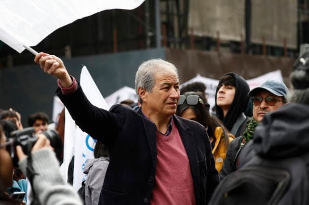 Santiago, June 3, 2026 Confech calls for a march from Plaza Baquedano despite not being authorized in that sector People gather in front of the theater of the University of Chile Dragomir Yankovic Aton Chile, Aton 1161892  Copyright: DRAGOMIRxYANKOVIC ATONxCHILE