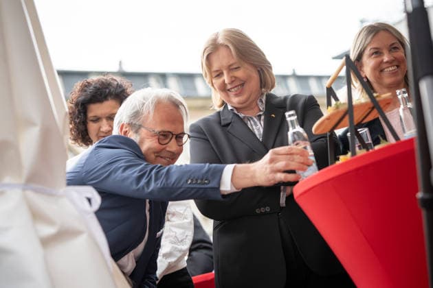 Bärbel Bas, Bundesministerin für Arbeit und Soziales, nimmt am Jahresempfang der SPD-Fraktion in Erfurt teil, gemeinsam mit Georg Maier, Innenminister Thüringen;Jahresempfang der SPD-Fraktion im Thüringer Landtag, Erfurt Thüringen Deutschland Innenhof Landtag Thüringen *** Bärbel Bas, Federal Minister of Labor and Social Affairs, attends the annual reception of the SPD parliamentary group in Erfurt, together with Georg Maier, Minister of the Interior of Thuringia Annual reception of the SPD parliamentary group in the Thuringian state parliament, Erfurt Thuringia Germany Courtyard of the Thuringian state parliament