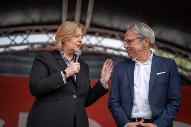 Bärbel Bas, Bundesministerin für Arbeit und Soziales, nimmt am Jahresempfang der SPD-Fraktion in Erfurt teil, gemeinsam mit Georg Maier, Innenminister Thüringen;Jahresempfang der SPD-Fraktion im Thüringer Landtag, Erfurt Thüringen Deutschland Innenhof Landtag Thüringen *** Bärbel Bas, Federal Minister of Labor and Social Affairs, attends the annual reception of the SPD parliamentary group in Erfurt, together with Georg Maier, Minister of the Interior of Thuringia Annual reception of the SPD parliamentary group in the Thuringian state parliament, Erfurt Thuringia Germany Courtyard of the Thuringian state parliament