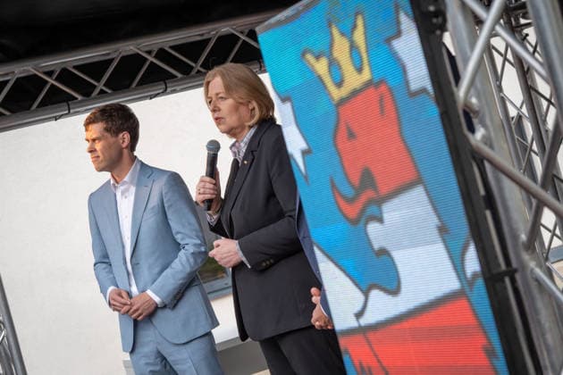Bärbel Bas, Bundesministerin für Arbeit und Soziales, nimmt am Jahresempfang der SPD-Fraktion in Erfurt teil, Lutz Liebscher, Fraktionsvorsitzender SPD Landtag Thüringen;Jahresempfang der SPD-Fraktion im Thüringer Landtag, Erfurt Thüringen Deutschland Innenhof Landtag Thüringen *** Bärbel Bas, Federal Minister of Labor and Social Affairs, attends the annual reception of the SPD parliamentary group in Erfurt, Lutz Liebscher, parliamentary group chairman SPD Landtag Thüringen Annual reception of the SPD parliamentary group in the Thuringian Landtag, Erfurt Thuringia Germany Inner courtyard Landtag Thüringen