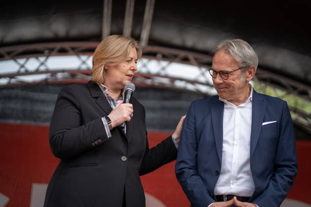 Bärbel Bas, Bundesministerin für Arbeit und Soziales, nimmt am Jahresempfang der SPD-Fraktion in Erfurt teil, gemeinsam mit Georg Maier, Innenminister Thüringen;Jahresempfang der SPD-Fraktion im Thüringer Landtag, Erfurt Thüringen Deutschland Innenhof Landtag Thüringen *** Bärbel Bas, Federal Minister of Labor and Social Affairs, attends the annual reception of the SPD parliamentary group in Erfurt, together with Georg Maier, Minister of the Interior of Thuringia Annual reception of the SPD parliamentary group in the Thuringian state parliament, Erfurt Thuringia Germany Courtyard of the Thuringian state parliament