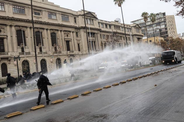 Thousands of students take to Chilean streets over planned education cuts SANTIAGO, CHILE - JUNE 3: A protester clashes with police during an anti-government protest in Santiago, Chile, on June 3, 2026. Thousands of protesters took to the streets of Santiago to demonstrate against the austerity measures announced by President Jose Antonio Kast during his latest State of the Nation address. Cristobal Basaure Anadolu Santiago Chile. Editorial use only. Please get in touch for any other usage.  Copyright: x2026xAnadoluxCristobalxBasaurex