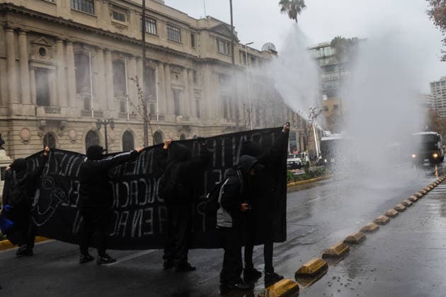 Thousands of students take to Chilean streets over planned education cuts SANTIAGO, CHILE - JUNE 3: Protesters clash with police during an anti-government protest in Santiago, Chile, on June 3, 2026. Thousands of protesters took to the streets of Santiago to demonstrate against the austerity measures announced by President Jose Antonio Kast during his latest State of the Nation address. Cristobal Basaure Anadolu Santiago Chile. Editorial use only. Please get in touch for any other usage.  Copyright: x2026xAnadoluxCristobalxBasaurex