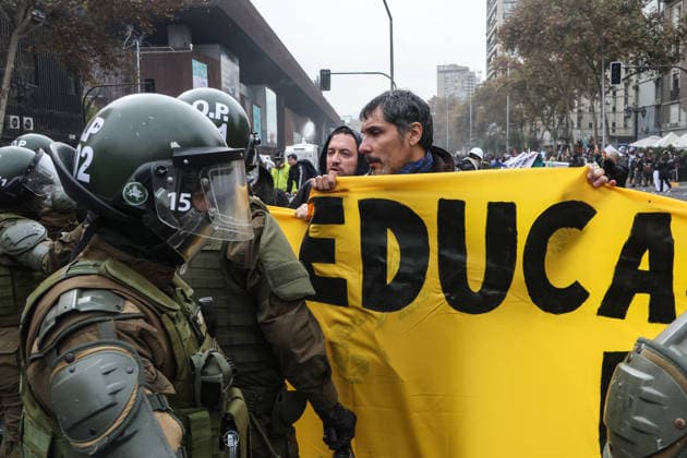 Thousands of students take to Chilean streets over planned education cuts SANTIAGO, CHILE - JUNE 3: A protester clashes with police during an anti-government protest in Santiago, Chile, on June 3, 2026. Thousands of protesters took to the streets of Santiago to demonstrate against the austerity measures announced by President Jose Antonio Kast during his latest State of the Nation address. Cristobal Basaure Anadolu Santiago Chile. Editorial use only. Please get in touch for any other usage.  Copyright: x2026xAnadoluxCristobalxBasaurex