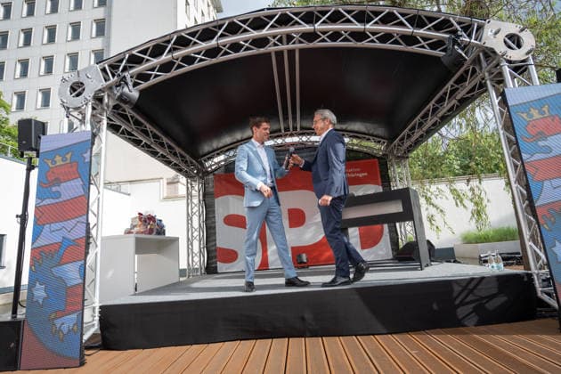 Lutz Liebscher, SPD-Fraktionsvorsitzender, mit Georg Maier, Innenminister Thüringen (von links);Jahresempfang der SPD-Fraktion im Thüringer Landtag, Erfurt Thüringen Deutschland Innenhof Landtag Thüringen *** Lutz Liebscher, SPD parliamentary group chairman, with Georg Maier, Minister of the Interior of Thuringia from left Annual reception of the SPD parliamentary group in the Thuringian state parliament, Erfurt Thuringia Germany Courtyard of the Thuringian state parliament