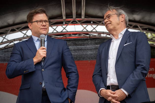 Carsten Schneider, Bundesumweltminister, mit Georg Maier, Innenminister Thüringen (von links);Jahresempfang der SPD-Fraktion im Thüringer Landtag, Erfurt Thüringen Deutschland Innenhof Landtag Thüringen *** Carsten Schneider, Federal Minister for the Environment, with Georg Maier, Minister of the Interior of Thuringia from left Annual reception of the SPD parliamentary group in the Thuringian state parliament, Erfurt Thuringia Germany Courtyard of the Thuringian state parliament