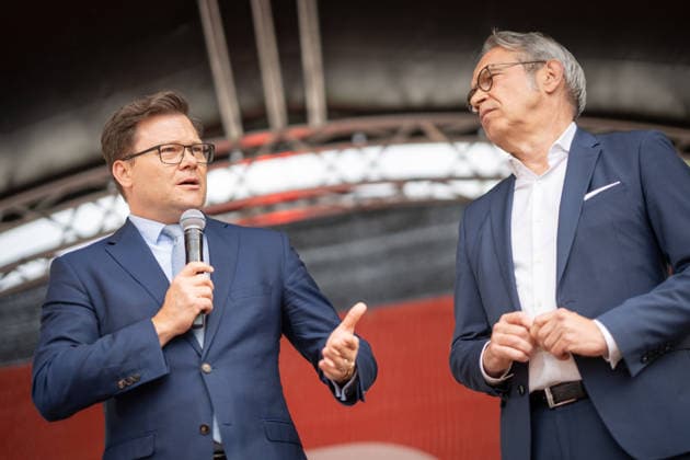 Carsten Schneider, Bundesumweltminister, mit Georg Maier, Innenminister Thüringen (von links);Jahresempfang der SPD-Fraktion im Thüringer Landtag, Erfurt Thüringen Deutschland Innenhof Landtag Thüringen *** Carsten Schneider, Federal Minister for the Environment, with Georg Maier, Minister of the Interior of Thuringia from left Annual reception of the SPD parliamentary group in the Thuringian state parliament, Erfurt Thuringia Germany Courtyard of the Thuringian state parliament