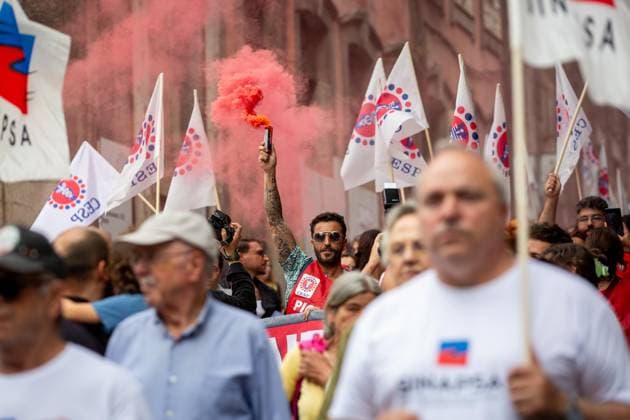 News Bilder des Tages National General Strike in Porto, Portugal - 03 Jun 2026 A protester raises a red flare as demonstrators gather during the national general strike. Demonstrators gathered at Praça da Batalha and Avenida dos Aliados for a national general strike. Union groups, workers and supporters marched with banners, flags and handwritten signs criticizing the government’s proposed labour reforms and calling for improved working conditions, higher wages and stronger public services. The protest featured megaphones, flares and visual messages reflecting broad mobilization across the city. Porto Portugal Copyright: xDiogoxBaptistax xSOPAxImagesx DB_20260603GREVEGERALPORTO_0016