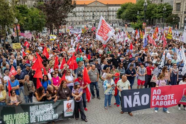 National General Strike in Porto, Portugal - 03 Jun 2026 Demonstrators gather with union banners during the national general strike at Avenida dos Aliados. Demonstrators gathered at Praça da Batalha and Avenida dos Aliados for a national general strike. Union groups, workers and supporters marched with banners, flags and handwritten signs criticizing the government’s proposed labour reforms and calling for improved working conditions, higher wages and stronger public services. The protest featured megaphones, flares and visual messages reflecting broad mobilization across the city. Porto Portugal Copyright: xDiogoxBaptistax xSOPAxImagesx DB_20260603GREVEGERALPORTO_0021