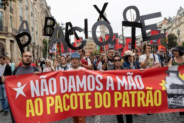 National General Strike in Porto, Portugal - 03 Jun 2026 Protesters hold individual letters forming the phrase Abaixo o pacote during the national general strike at Praça da Batalha, referring to opposition to the government’s proposed labour package. Demonstrators gathered at Praça da Batalha and Avenida dos Aliados for a national general strike. Union groups, workers and supporters marched with banners, flags and handwritten signs criticizing the government’s proposed labour reforms and calling for improved working conditions, higher wages and stronger public services. The protest featured megaphones, flares and visual messages reflecting broad mobilization across the city. Porto Portugal Copyright: xDiogoxBaptistax xSOPAxImagesx DB_20260603GREVEGERALPORTO_0023