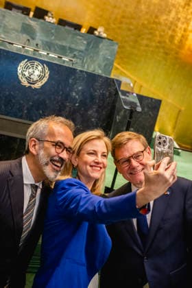 (L-R) Paulo Rangel, Aussenminister von Portugal, Beate Meinl-Reisinger, Aussenministerin von Oesterreich, und Johann Wadephul (CDU), Bundesaussenminister, aufgenommen im Rahmen der Wahl zu den nicht-staendigen Sitzen im Sicherheitsrat der Vereinten Nationen in New York City, 03.06.2026. Fotografiert im Auftrag des Auswaertigen Amtes New York City Vereinigte Staaten von Amerika *** L R Paulo Rangel, Foreign Minister of Portugal, Beate Meinl Reisinger, Foreign Minister of Austria, and Johann Wadephul CDU , Federal Foreign Minister, taken during the election for the non-permanent seats on the United Nations Security Council in New York City, 03 06 2026 Photographed on behalf of the Department of State New York City United States of America Copyright: xJulianexSonntag AAx