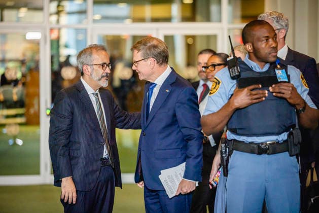(L-R) Johann Wadephul (CDU), Bundesaussenminister, gratuliert Paulo Rangel, Aussenminister von Portugal, nach der Wahl zum nicht-staendigen Sitz im Sicherheitsrat der Vereinten Nationen in New York City, 03.06.2026. Fotografiert im Auftrag des Auswaertigen Amtes New York City Vereinigte Staaten von Amerika *** L R Johann Wadephul CDU , Federal Foreign Minister, congratulates Paulo Rangel, Foreign Minister of Portugal, after his election to a non-permanent seat on the United Nations Security Council in New York City, 03 06 2026 Photographed on behalf of the Federal Foreign Office New York City United States of America Copyright: xJulianexSonntag AAx