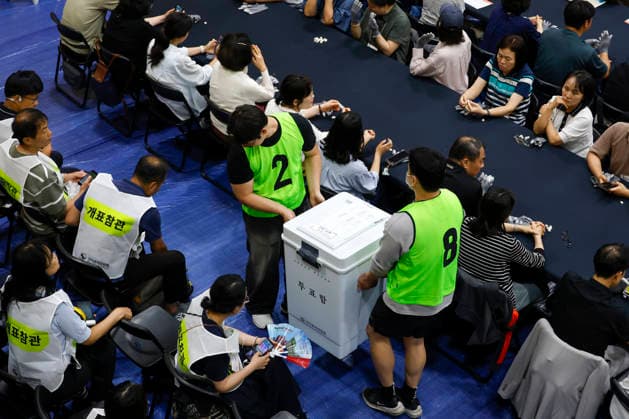 Nationwide local election vote count begins in South Korea Election officials officials move ballot boxes to a counting center in Seoul, South Korea, on June 03, 2026. Seoul South Korea  Copyright: xMatrixxImages JungxUi-Chelx
