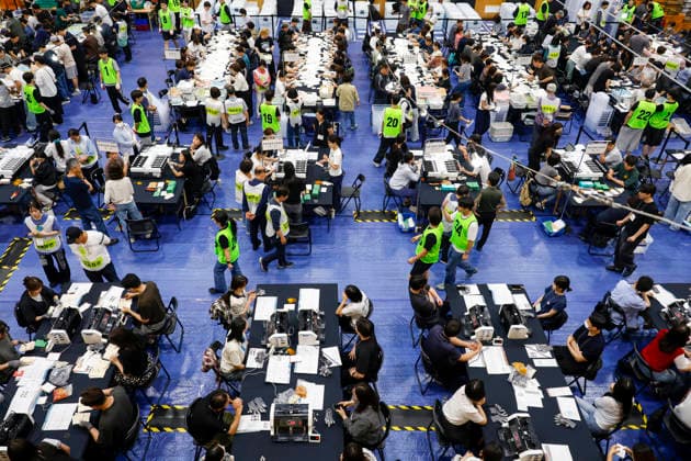 Nationwide local election vote count begins in South Korea Election officials sort ballots transferred from polling stations for the 9th National Simultaneous Local Elections at a vote-counting center in Seoul, South Korea, on June 03, 2026. Seoul South Korea  Copyright: xMatrixxImages JungxUi-Chelx