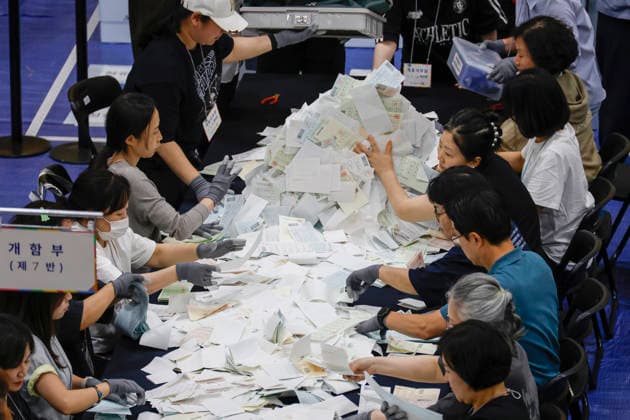 Nationwide local election vote count begins in South Korea Election officials sort ballots transferred from polling stations for the 9th National Simultaneous Local Elections at a vote-counting center in Seoul, South Korea, on June 03, 2026. Seoul South Korea  Copyright: xMatrixxImages JungxUi-Chelx