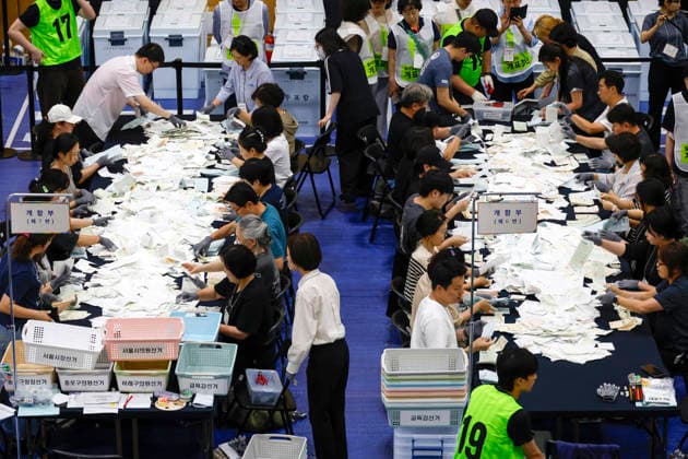 Nationwide local election vote count begins in South Korea Election officials sort ballots transferred from polling stations for the 9th National Simultaneous Local Elections at a vote-counting center in Seoul, South Korea, on June 03, 2026. Seoul South Korea  Copyright: xMatrixxImages JungxUi-Chelx
