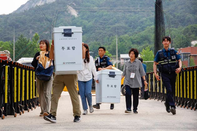 Nationwide local election vote count begins in South Korea Election officials officials move ballot boxes to a counting center in Seoul, South Korea, on June 03, 2026. Seoul South Korea  Copyright: xMatrixxImages JungxUi-Chelx